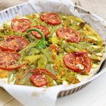 Torta salata con friggitelli, fiori di zucca e pomodori