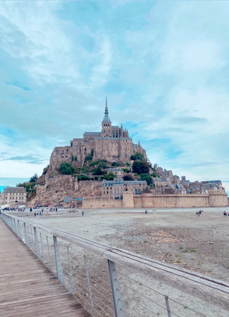 luogo iconico, Mont Saint Michel, suggestivo promontorio roccioso immerso nella marea in una baia magnifica