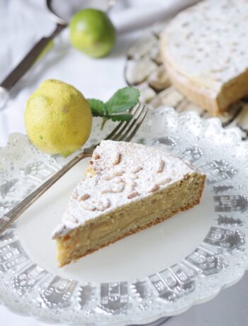 fetta di torta della nonna su piattino bianco e limone
