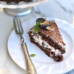 Torta al cacao con composta di fragoline di bosco e uva fragola con crema al cocco